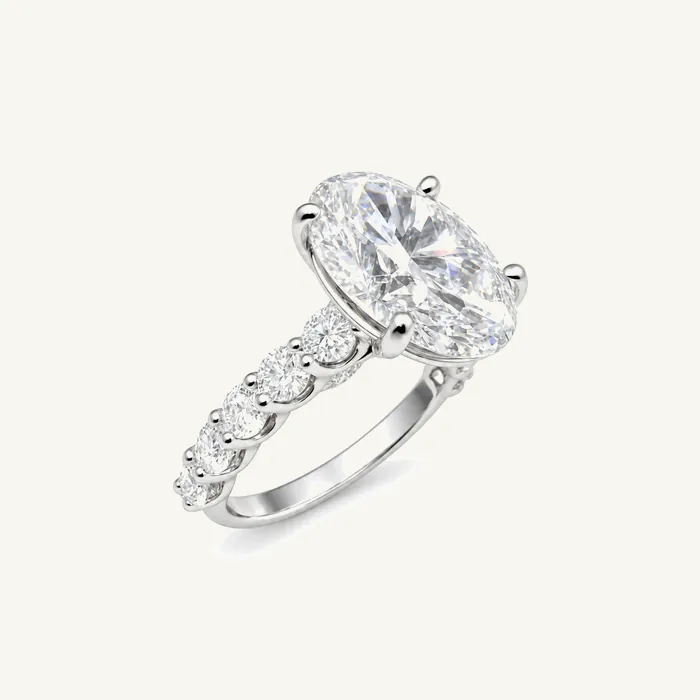טבעת סוליטר | בשיבוץ אבן אובל + צידי הטבעת | 6.09 CT — תמונת סטודיו