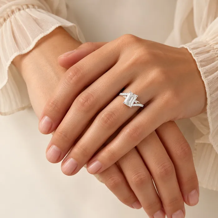 טבעת סוליטר | בשיבוץ אבן אמרלד | 1.8 CT - תמונת דוגמנית מאושרת