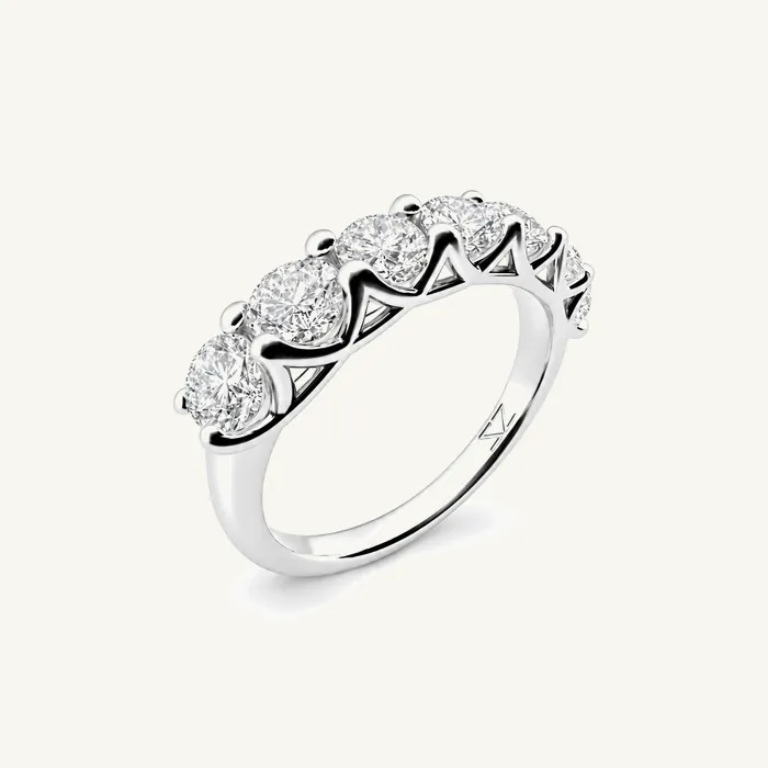 טבעת שורה | בשיבוץ 7 אבנים עגולות | 1.65 CT — תמונת סטודיו