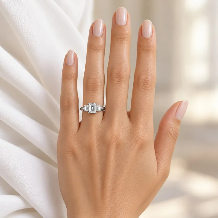 טבעת סוליטר | בשיבוץ אבן אמרלד | 3.06 CT - תמונת דוגמנית מאושרת
