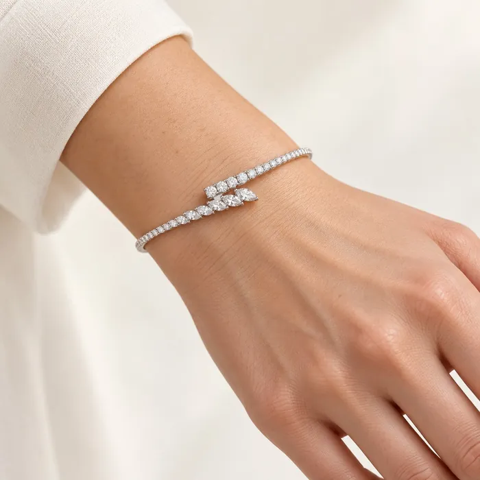 צמיד קשיח | בשיבוץ אבן מרקיזה + עגול | 1.50 CT - תמונת דוגמנית מאושרת
