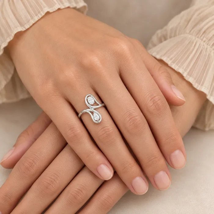 טבעת מעוצבת | בשיבוץ אבן מרקיזה + אובל | 1.25 CT - תמונת דוגמנית מאושרת