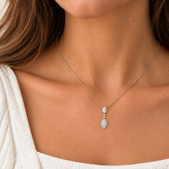 תליון יהלומים | בשיבוץ אבן אובל | 0.89 CT - תמונת דוגמנית מאושרת