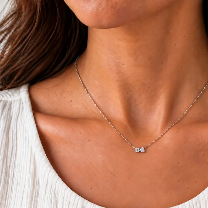 שרשרת תליון | בשיבוץ אבן עגולה + לב | 0.66 CT - תמונת דוגמנית מאושרת