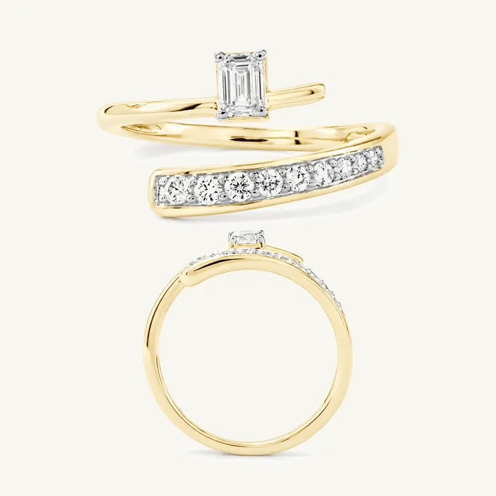 טבעת מלופפת | בשיבוץ אבן אמרלד + עגולה | 0.52 CT — תמונת סטודיו