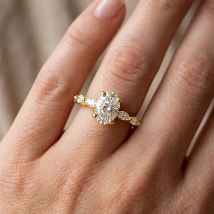 Кольцо с овальным лабораторным бриллиантом и маркизами — 1.5 ct — фото 2
