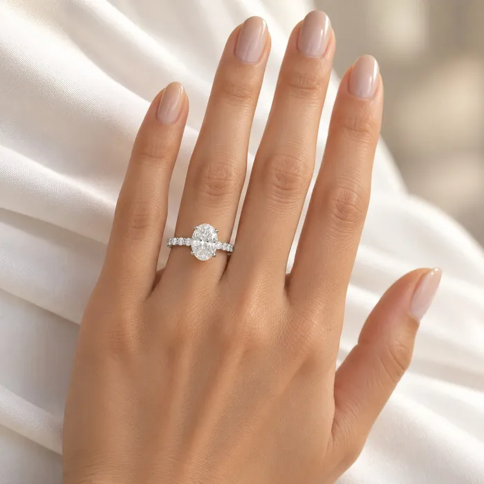 טבעת סוליטר | בשיבוץ אבן אובל + צידי הטבעת | 6.09 CT - תמונת דוגמנית מאושרת