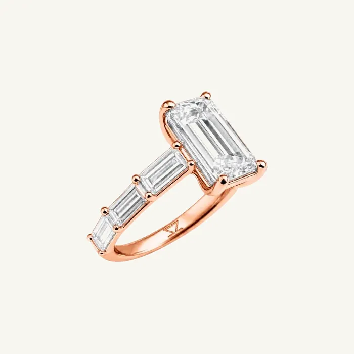 טבעת סוליטר | בשיבוץ אבן אמרלד + צידי הטבעת | 2.73 CT