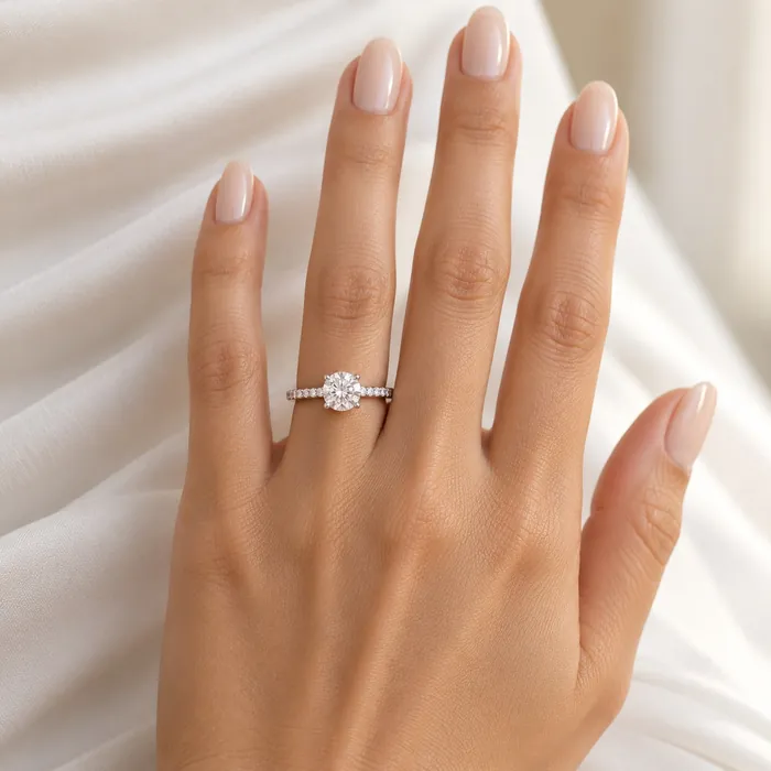 טבעת סוליטר | בשיבוץ אבן עגולה + צידי הטבעת | 1.67 CT - תמונת דוגמנית מאושרת