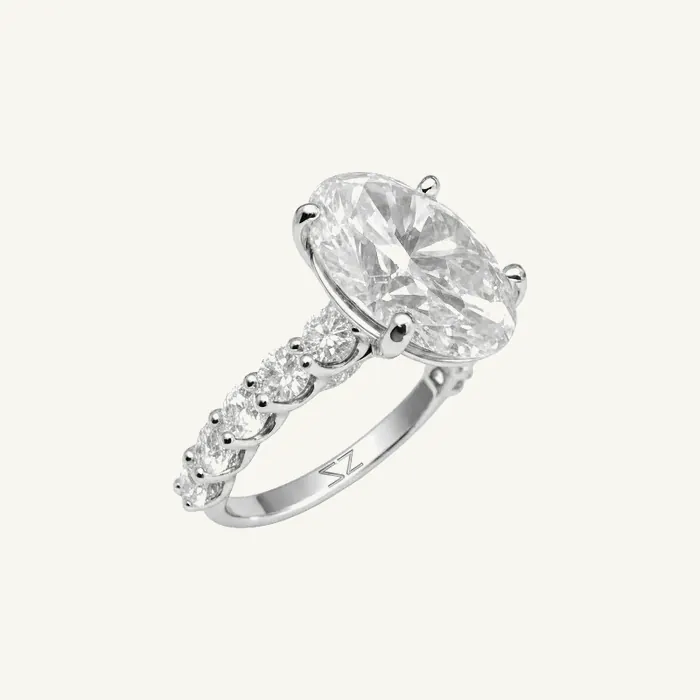 טבעת סוליטר | בשיבוץ אבן אובל + צידי הטבעת | 6.09 CT