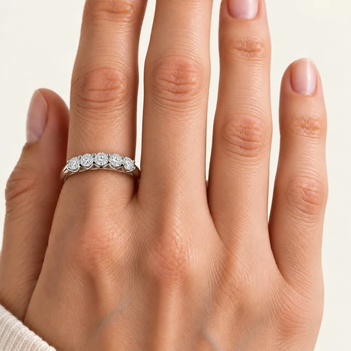 Row Ring with 7 Round Stones · 0.84 ct