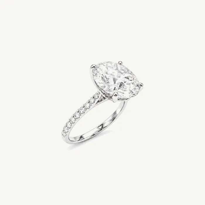 טבעת סוליטר | בשיבוץ אבן עגולה + צידי הטבעת | 4.14 CT — תמונת סטודיו
