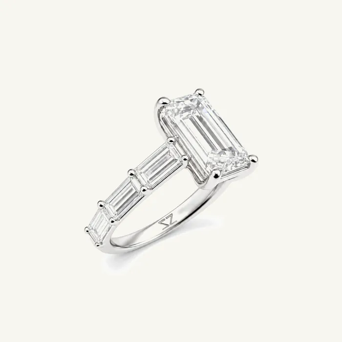 טבעת סוליטר | בשיבוץ אבן אמרלד + צידי הטבעת | 2.73 CT — תמונת סטודיו
