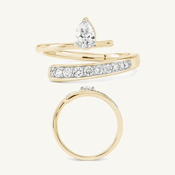 טבעת מלופפת | בשיבוץ אבן טיפה + עגולה | 0.52 CT — תמונת סטודיו