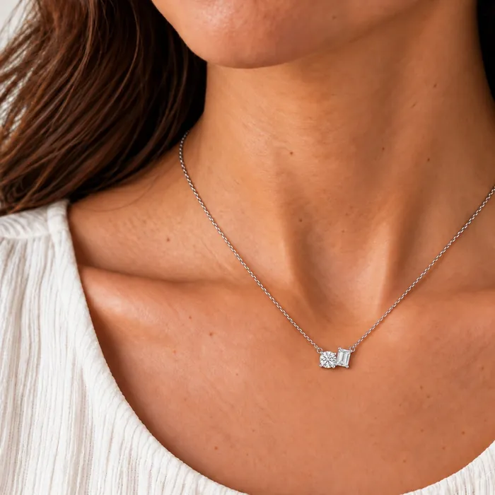 שרשרת תליון | בשיבוץ אבן עגולה + אמרלד | 1.50 CT - תמונת דוגמנית מאושרת