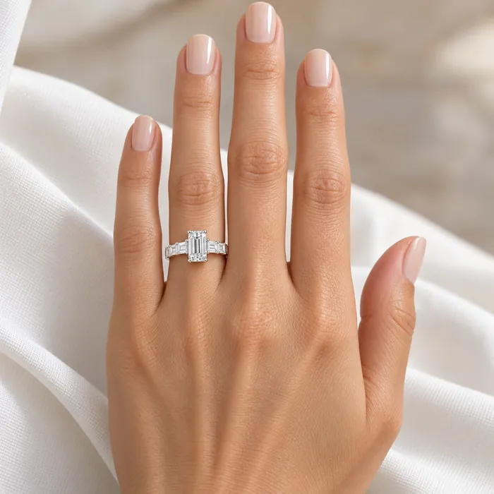 טבעת סוליטר | בשיבוץ אבן אמרלד + צידי הטבעת | 2.73 CT - תמונת דוגמנית מאושרת