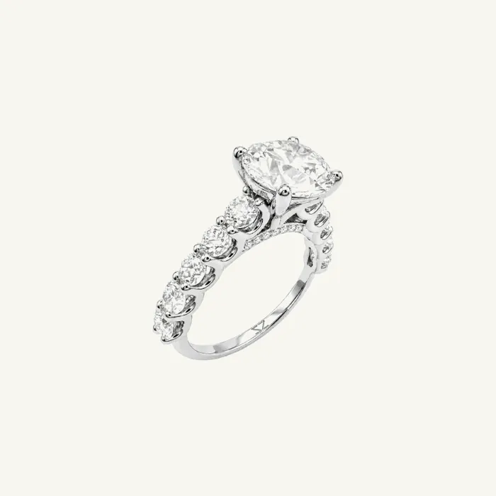 טבעת סוליטר | בשיבוץ אבן עגולה + צידי הטבעת | 3.6 CT