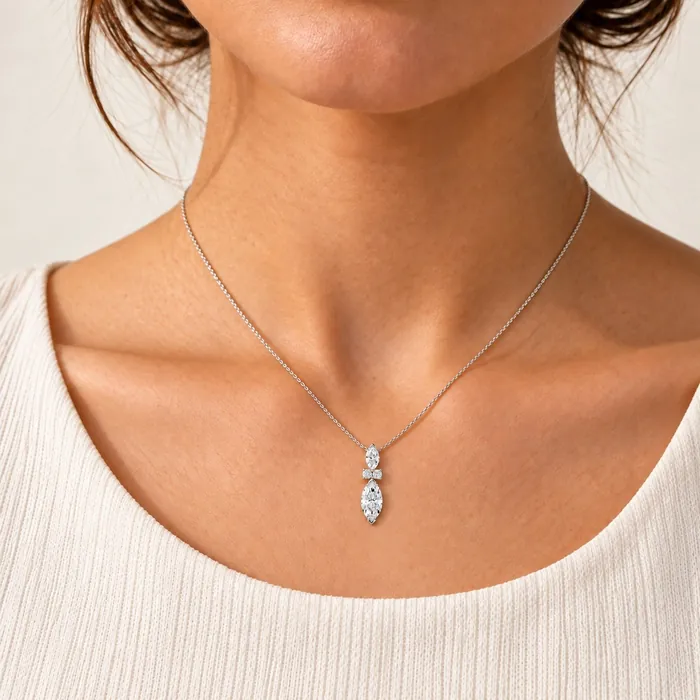 תליון יהלומים | בשיבוץ אבן מרקיזה | 1.28 CT - תמונת דוגמנית מאושרת