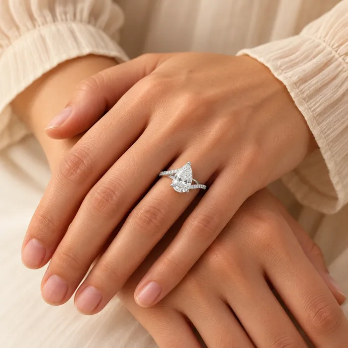 טבעת סוליטר | בשיבוץ אבן טיפה | 1.8 CT - תמונת דוגמנית מאושרת