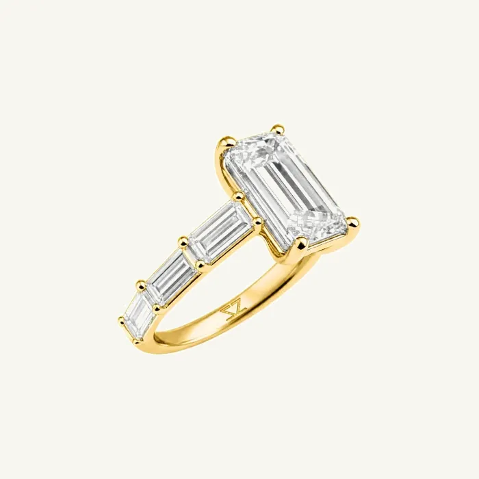טבעת סוליטר | בשיבוץ אבן אמרלד + צידי הטבעת | 2.73 CT