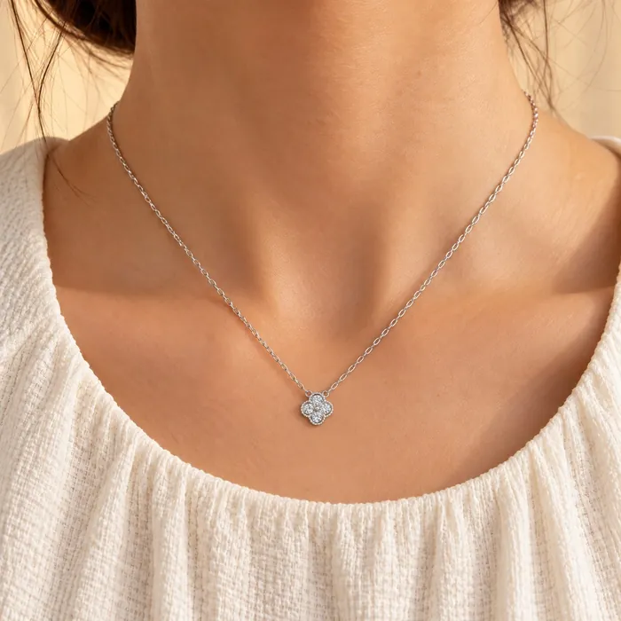 שרשרת תליון | בשיבוץ אבנים עגולות | 0.24 CT - תמונת דוגמנית מאושרת