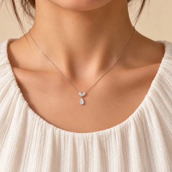 תליון יהלומים | בשיבוץ אבן טיפה + מרקיזה | 1.53 CT - תמונת דוגמנית מאושרת