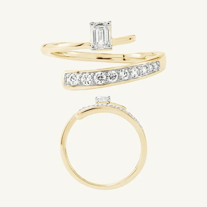 טבעת מלופפת | בשיבוץ אבן אמרלד + עגולה | 0.52 CT