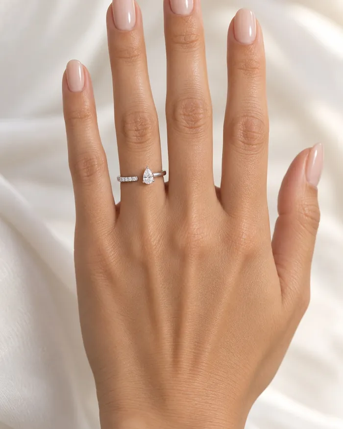טבעת פתוחה | בשיבוץ אבן טיפה + עגולה | 0.48 CT - תמונת דוגמנית מאושרת
