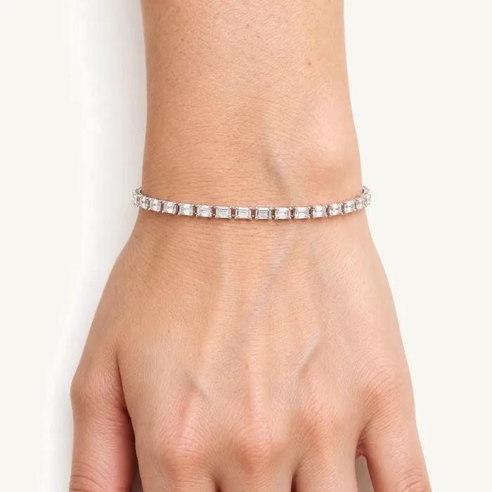 Tennis Bracelet with Emerald-Cut Stones · 4.10 ct