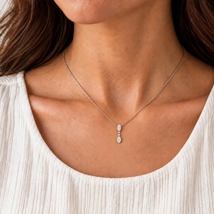 תליון יהלומים | בשיבוץ אבן אובל | 0.78 CT - תמונת דוגמנית מאושרת