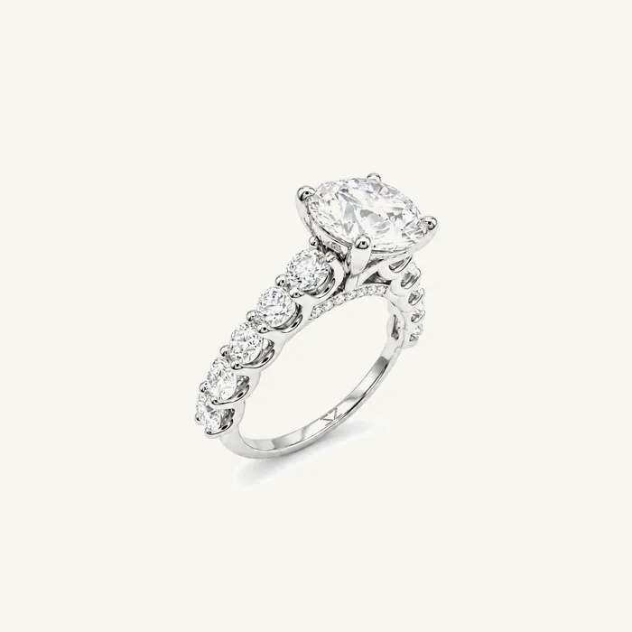 טבעת סוליטר | בשיבוץ אבן עגולה + צידי הטבעת | 3.6 CT — תמונת סטודיו
